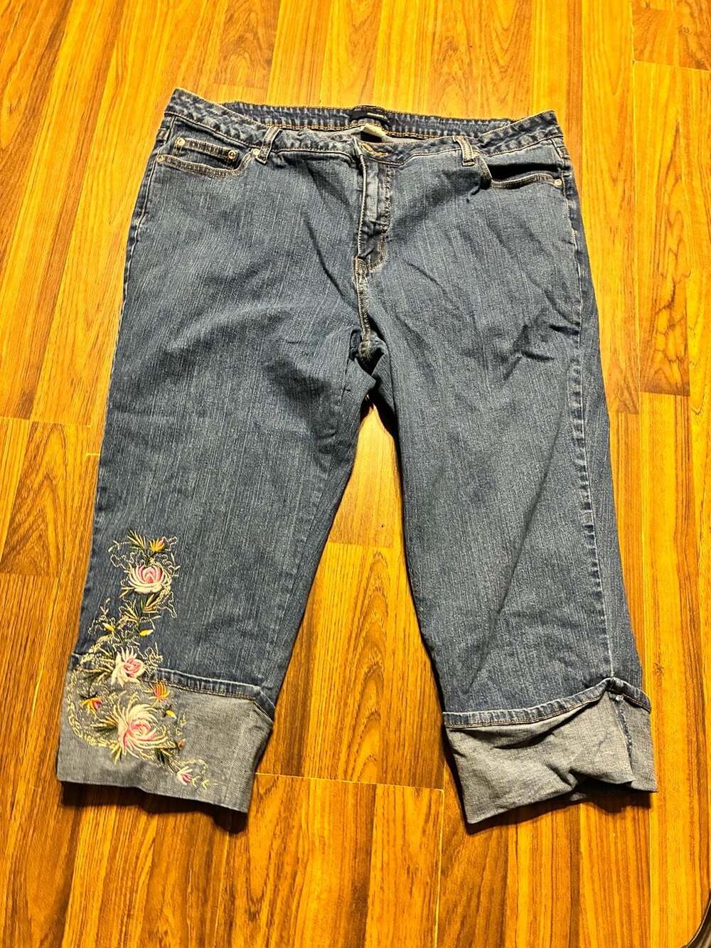 Denim 24/7 Women's Embroidered Floral Cuffed Cropped Jeans Size 20W